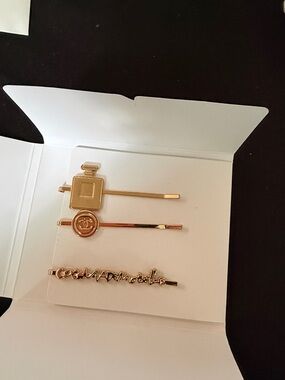 CHANEL White and Black Branded Card Insert